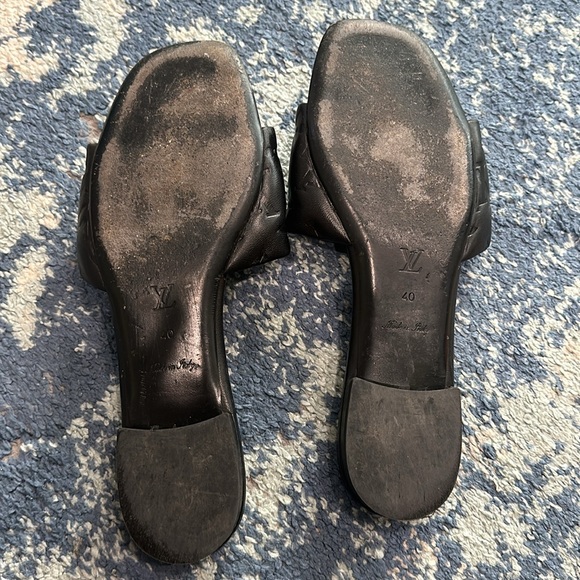 AUTHENTIC!! Great Condition!! Louis Vuitton Black leather flat mules. SIZE 40! - Picture 4 of 5